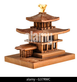 eine kleine chinesische Tempel aus Holz Modell über einen weißen Hintergrund isoliert Stockfoto