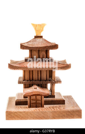 eine kleine chinesische Tempel aus Holz Modell über einen weißen Hintergrund isoliert Stockfoto