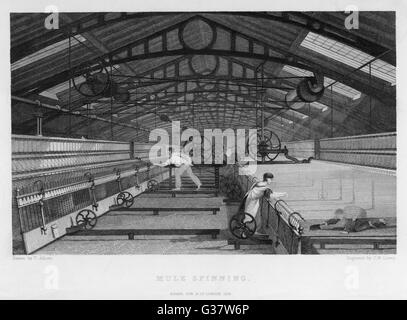 Innenraum der Baumwollfabrik: Maultier Spinnerei, Lancashire, Kind fegt im Inneren der Maschine.       Datum: 1835 Stockfoto