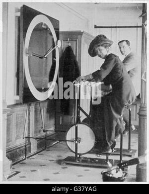 Eine Frau hält passen in der Titanic Gymnasium.      Datum: 1912 Stockfoto