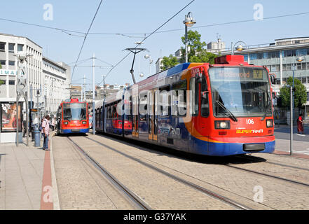 Sheffield City Centre Supertrams, Urban Transport England UK Stadtbahnnetz öffentliche Verkehrsmittel Stockfoto