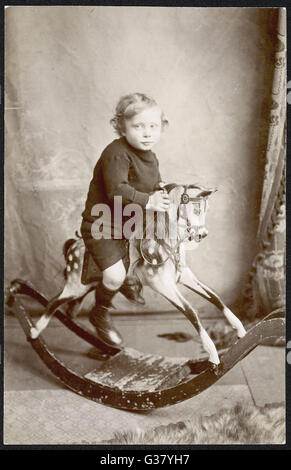 Kleiner Junge auf einem Schaukelpferd.        Datum: um 1900 Stockfoto