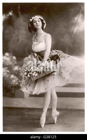 ANNA PAVLOVA russischen Ballett-Tänzerin hält einen Korb mit Blumen während einer Aufführung Datum: 1881-1931 Stockfoto