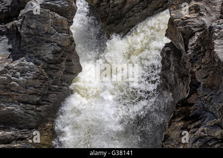 Wasserfall fließt zwischen den Lavasteinen, Nahaufnahme Stockfoto