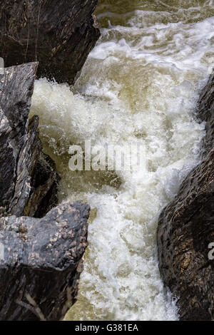 Wasserfall fließt zwischen den Lavasteinen, Nahaufnahme Stockfoto