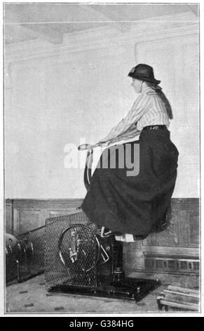 Ein Mädchen auf einem Heimtrainer in der Turnhalle der Titanic.         Datum: 1912 Stockfoto