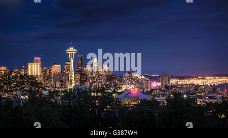 Space Needle und Skyline in der Abenddämmerung in Seattle, Washington, USA Stockfoto