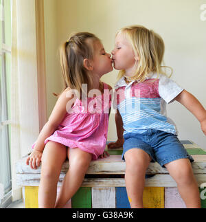 Kleinkind Jungen und Mädchen küssen Stockfoto