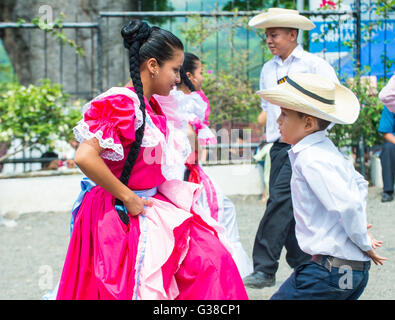 Salvadorianischen Tänzer während der Blüte & Palm-Festival in Panchimalco, El Salvador Stockfoto