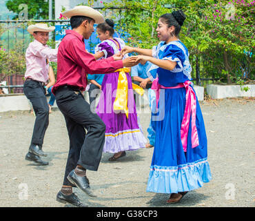 Salvadorianischen Tänzer während der Blüte & Palm-Festival in Panchimalco, El Salvador Stockfoto