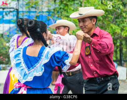 Salvadorianischen Tänzer während der Blüte & Palm-Festival in Panchimalco, El Salvador Stockfoto
