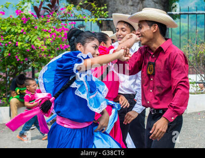Salvadorianischen Tänzer während der Blüte & Palm-Festival in Panchimalco, El Salvador Stockfoto