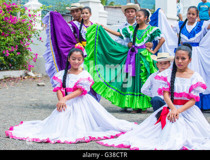 Salvadorianischen Tänzer während der Blüte & Palm-Festival in Panchimalco, El Salvador Stockfoto