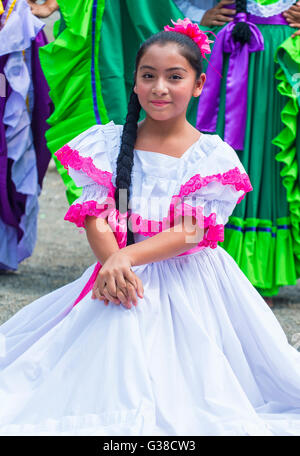 Salvadorianischen Tänzer führen, während die Blume & Palm-Festival in Panchimalco, El Salvador Stockfoto