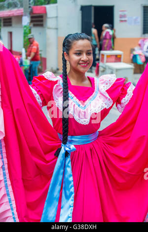 Salvadorianischen Tänzer führen, während die Blume & Palm-Festival in Panchimalco, El Salvador Stockfoto