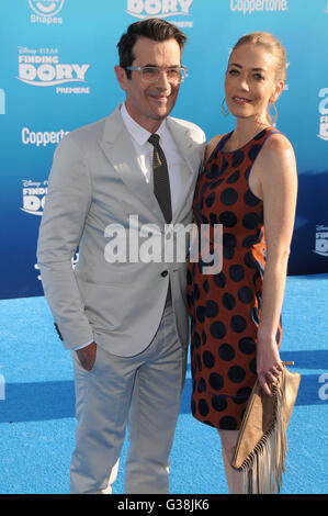 Hollywood, CA, USA. 8. Juni 2016. 8. Juni 2016 - Hollywood. Ty Burrell, Holly Burrell. Anreise für die Welt Premiere des Disney-Pixar '' Finding Dory'' statt am El Capitan Theater. Bildnachweis: Birdie Thompson/AdMedia Credit: Birdie Thompson/AdMedia/ZUMA Draht/Alamy Live-Nachrichten Stockfoto