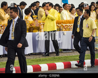 Bangkok, Thailand. 9. Juni 2016. General PRAYUT CHAN-O-CHA, Premierminister von Thailand, grüßt Mitglieder seines Kabinetts, während er im Grand Palace für ein besonderes Verdienst machen Zeremonie zu Ehren von Bhumibol Adulyadej, der König von Thailand kommt. Mit einer speziellen Almosen Zeremonie für 770 Mönche vor dem Grand Palace in Bangkok markiert Thailand 70 Jahre der Herrschaft von Bhumibol Adulyadej. Der König, auch bekannt als Rama IX, bestieg den Thron am 9. Juni 1946. Er ist der längste Umhüllung Monarch in der thailändischen Geschichte und der längste Umhüllung Monarch in der Welt heute. © ZUMA Press, Inc./Alamy Live Stockfoto