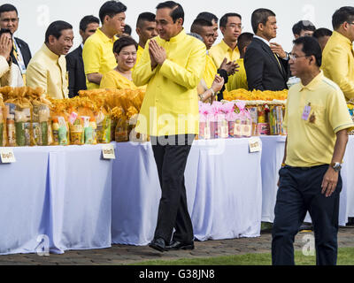 Bangkok, Thailand. 9. Juni 2016. General PRAYUT CHAN-O-CHA, Premierminister von Thailand, grüßt Mitglieder seines Kabinetts, während er im Grand Palace für ein besonderes Verdienst machen Zeremonie zu Ehren von Bhumibol Adulyadej, der König von Thailand kommt. Mit einer speziellen Almosen Zeremonie für 770 Mönche vor dem Grand Palace in Bangkok markiert Thailand 70 Jahre der Herrschaft von Bhumibol Adulyadej. Der König, auch bekannt als Rama IX, bestieg den Thron am 9. Juni 1946. Er ist der längste Umhüllung Monarch in der thailändischen Geschichte und der längste Umhüllung Monarch in der Welt heute. © ZUMA Press, Inc./Alamy Live Stockfoto