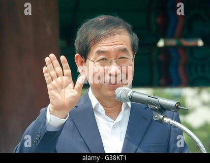 Seoul, Südkorea. 9. Juni 2016. Seoul Bürgermeister Park Won-bald von der wichtigsten Oppositionspartei Minjoo von Korea (MPK) besucht eine Veranstaltung für Tourismus Kampagnen in Seoul, Südkorea. Park ist als einer der potentiellen Kandidaten bei den bevorstehenden Präsidentschaftswahlen in Südkorea im Jahr 2017 zitiert. Bildnachweis: Lee Jae-Won/AFLO/Alamy Live-Nachrichten Stockfoto