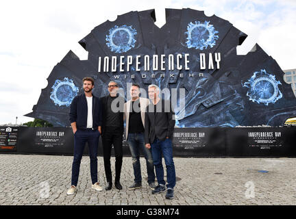 Berlin, Deutschland. 9. Juni 2016. Director Roland Emmerich (r) und die US-Schauspieler Liam Hemsworth (l) und Jeff Goldblum (2. von links) stellen bei einem Fototermin für den Hollywood-Film "Independence Day: Wiederaufleben" vor dem Hauptbahnhof in Berlin, Deutschland, 9. Juni 2016. Foto: Jens Kalaene/Dpa/Alamy Live News Stockfoto