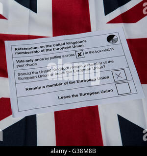 Ein Stimmzettel für das Vereinigte Königreich Referendum über EU-Mitgliedschaft. Der Stimmzettel hat gekreuzt, um ein Mitglied der Europäischen Union bleiben. Stockfoto