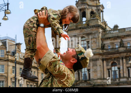 Glasgow, Schottland. 9. Juni 2016.   Glasgow feierte die Homecoming Parade der Royal Highland Fusiliers nach einer erfolgreichen 4-monatigen Tour in Afghanistan. Maddison Neill, im Alter von 3, von Kilmarnock, Ayrshire besonders gefreut zu sehen, dass He Papa, Corporal Sean Neill, sicher nach Hause zurückgekehrt war. Bildnachweis: Findlay/Alamy Live-Nachrichten Stockfoto