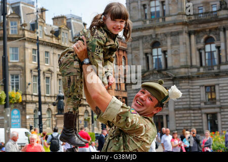 Glasgow, Schottland. 9. Juni 2016.   Glasgow feierte die Homecoming Parade der Royal Highland Fusiliers nach einer erfolgreichen 4-monatigen Tour in Afghanistan. Maddison Neill, im Alter von 3, von Kilmarnock, Ayrshire besonders gefreut zu sehen, dass He Papa, Corporal Sean Neill, sicher nach Hause zurückgekehrt war. Bildnachweis: Findlay/Alamy Live-Nachrichten Stockfoto