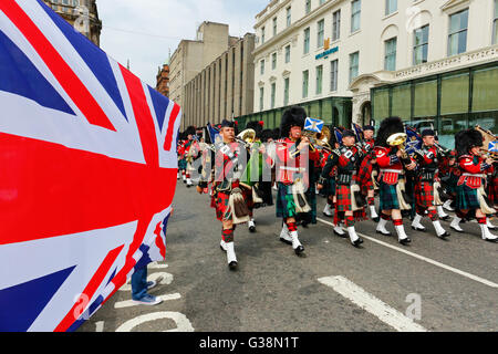 Glasgow, Schottland. 9. Juni 2016. Glasgow feierte die Homecoming Parade der Royal Highland Fusiliers nach einer erfolgreichen 4-monatigen Tour in Afghanistan. Zuschauer säumten die Straßen, die Soldaten jubeln, als sie durch marschierten und der Propst von Glasgow, Sadie Docherty, sie Zuhause im Auftrag der Stadt Glasgow begrüßte. Bildnachweis: Findlay/Alamy Live-Nachrichten Stockfoto