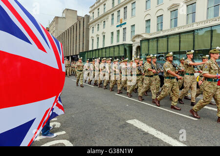 Glasgow, Schottland. 9. Juni 2016. Glasgow feierte die Homecoming Parade der Royal Highland Fusiliers nach einer erfolgreichen 4-monatigen Tour in Afghanistan. Zuschauer säumten die Straßen, die Soldaten jubeln, als sie durch marschierten und der Propst von Glasgow, Sadie Docherty, sie Zuhause im Auftrag der Stadt Glasgow begrüßte. Bildnachweis: Findlay/Alamy Live-Nachrichten Stockfoto