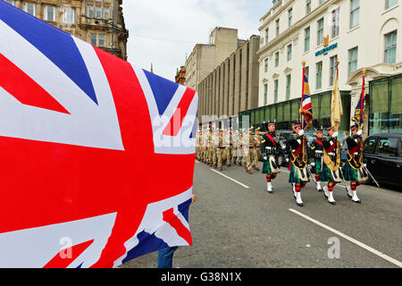 Glasgow, Schottland. 9. Juni 2016. Glasgow feierte die Homecoming Parade der Royal Highland Fusiliers nach einer erfolgreichen 4-monatigen Tour in Afghanistan. Zuschauer säumten die Straßen, die Soldaten jubeln, als sie durch marschierten und der Propst von Glasgow, Sadie Docherty, sie Zuhause im Auftrag der Stadt Glasgow begrüßte. Bildnachweis: Findlay/Alamy Live-Nachrichten Stockfoto