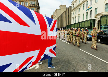 Glasgow, Schottland. 9. Juni 2016. Glasgow feierte die Homecoming Parade der Royal Highland Fusiliers nach einer erfolgreichen 4-monatigen Tour in Afghanistan. Zuschauer säumten die Straßen, die Soldaten jubeln, als sie durch marschierten und der Propst von Glasgow, Sadie Docherty, sie Zuhause im Auftrag der Stadt Glasgow begrüßte. Bildnachweis: Findlay/Alamy Live-Nachrichten Stockfoto