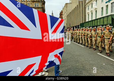 Glasgow, Schottland. 9. Juni 2016. Glasgow feierte die Homecoming Parade der Royal Highland Fusiliers nach einer erfolgreichen 4-monatigen Tour in Afghanistan. Zuschauer säumten die Straßen, die Soldaten jubeln, als sie durch marschierten und der Propst von Glasgow, Sadie Docherty, sie Zuhause im Auftrag der Stadt Glasgow begrüßte. Bildnachweis: Findlay/Alamy Live-Nachrichten Stockfoto