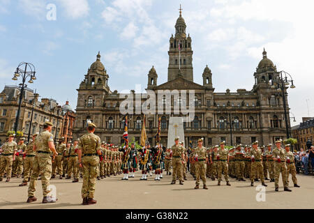 Glasgow, Schottland. 9. Juni 2016. Glasgow feierte die Homecoming Parade der Royal Highland Fusiliers nach einer erfolgreichen 4-monatigen Tour in Afghanistan. Zuschauer säumten die Straßen, die Soldaten jubeln, als sie durch marschierten und der Propst von Glasgow, Sadie Docherty, sie Zuhause im Auftrag der Stadt Glasgow begrüßte. Bildnachweis: Findlay/Alamy Live-Nachrichten Stockfoto