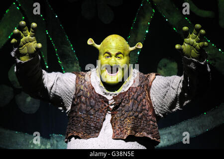 Singapur. 9. Juni 2016. Ein Schauspieler spielt bei "Shrek the Musical" in Singapur Marina Bay Sands Theater am 9. Juni 2016. "Shrek the Musical" wurde auf das erste Mal in Singapur vom 8. Juni bis 19. Bildnachweis: Dann Chih Wey/Xinhua/Alamy Live News Stockfoto