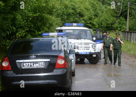 Moskau, Russland. 9. Juni 2016. Polizei und Militärs stehen nahe dem Aufstellungsort von einem militärischen Flugzeugabsturz in der Nähe einer Ortschaft Moscow Region, Russland, am 9. Juni 2016. Ein Su-27 Militärflugzeug abgestürzt in der Region Moskau und der Pilot getötet wurde, bestätigte das russische Verteidigungsministerium Donnerstag. Bildnachweis: Pavel Bednyakov/Xinhua/Alamy Live-Nachrichten Stockfoto