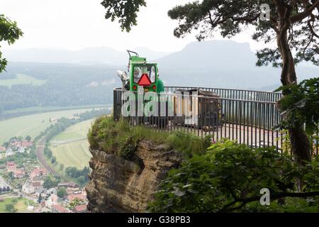 Rathen, Deutschland. 9. Juni 2016. Auf der Bastei Felsformation im sächsischen Schweiz Nationalpark in Rathen, Deutschland, 9. Juni 2016 ist ein Baufahrzeug zu sehen. Rund 15 Meter unter der Aussichtsplattform haben sich Lücken zwischen den Schichten von Sandstein im Laufe der Jahre gebildet. Das Gestein wird nun als Maß für die Vorsorge gesichert werden. Foto: SEBASTIAN KAHNERT/Dpa/Alamy Live News Stockfoto