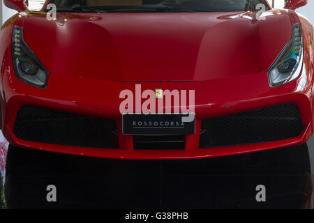 Turin, Italien, 8. Juni 2016. Vorderansicht des Ferrari 488 Spider Stockfoto