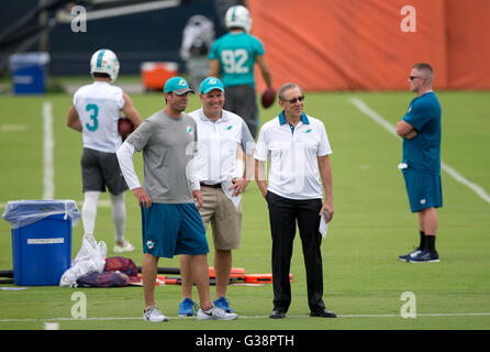 Davie, Florida, USA. 9. Juni 2016. Miami Dolphins Kopf Trainer Adam Gase, executive Mike Tannenbaum und Teambesitzer Stephen Ross Uhr Delfine Teamaktivitäten in Davie, Florida am 9. Juni 2016 organisiert. © Allen Eyestone/der Palm Beach Post/ZUMA Draht/Alamy Live-Nachrichten Stockfoto