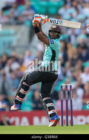 London, UK. 8. Juni 2016. Dwayne Bravo Wimper für Surrey im Nat West T20 Blast Spiel gegen Hampshire im Oval. David Rowe/Alamy Live News. Stockfoto