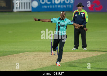 London, UK. 8. Juni 2016. Dwayne Bravo feiert nach dem Aufstehen des Wicket Ryan Stevenson während bowling für Surrey im Nat West T20 Blast Spiel gegen Hampshire im Oval. David Rowe/Alamy Live News. Stockfoto