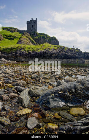 Insel Kerrera, Argyll and Bute, Scotland, UK. 9. Juni 2016: UK Wetter. Die Westküste von Schottland weiterhin in warmen und sonnigen Wetter sonnen, wie ein Tourist steht das Profil unten Gylen Castle zu fotografieren, eine Scots baronial Art Turm Schloss im Jahre 1582 und brannte im Jahre 1647 auf der Insel Kerrera in der Nähe von Oban. Das Wetter für das Wochenende Credit regnerisch drehen soll: Alan Payton/Alamy Live News Stockfoto