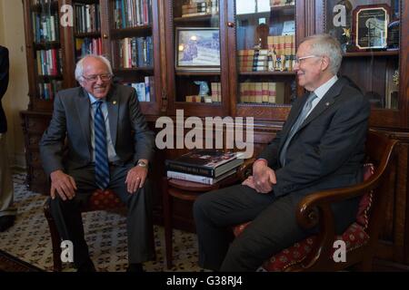 Washington DC, USA. 9. Juni 2016. Demokratischen Präsidentschaftskandidaten und US-Senator Bernie Sanders, links, trifft sich mit Senate Minority Leader Harry Reid auf dem Capitol Hill 9. Juni 2016 in Washington, DC. Frühere Sanders Treffen mit Präsident Barack Obama früher und sagte danach, dass He Arbeit um Präsident Donald Trump verhindern. Bildnachweis: Planetpix/Alamy Live-Nachrichten Stockfoto