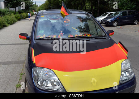 Berlin, Deutschland. 9. Juni 2016. Ein Auto mit deutscher Flagge geschmückt parkt am Straßenrand in Berlin, Deutschland, 9. Juni 2016. Foto: MAURIZIO GAMBARINI/Dpa/Alamy Live News Stockfoto