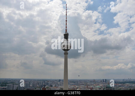 Berlin, Deutschland. 9. Juni 2016. Der Himmel rund um den Fernsehturm ist bewölkt in Berlin, Deutschland, 9. Juni 2016. Foto: MAURIZIO GAMBARINI/Dpa/Alamy Live News Stockfoto