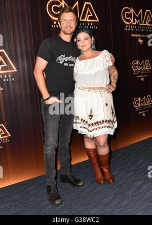 Nashville, Tennessee, USA. Juni 2016. 9. Juni 2016: Nashville, Tennessee: Dierks Bentley, Elle King. 2016 CMA Music Festival Night Press Conference im Nissan Stadium. Foto: AdMedia Credit: AdMedia/Alamy Live News Stockfoto
