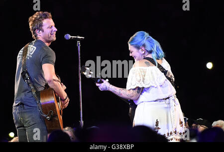 Nashville, Tennessee, USA. Juni 2016. 9. Juni 2016: Nashville, Tennessee: Dierks Bentley, Elle King. 2016 CMA Music Festival, Abendkonzert im Nissan Stadium. Foto: Laura Farr/AdMedia Credit: Laura Farr/AdMedia/Alamy Live News Stockfoto