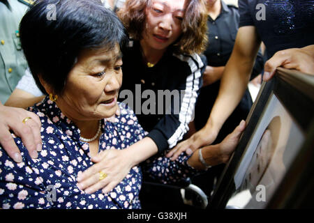 Yongji, Chinas Provinz Jilin. 10. Juni 2016. Mutter von Shen Liangliang, ein getöteten chinesische UN-Peacekeeper in einem terroristischen Anschlag in Mali, weint bei der Trauerfeier in Yongji County, Nordost-China Jilin Provinz, 10. Juni 2016. Shen wurde in den letzten Angriff von Extremisten auf eine UN-Mission-Camp in Mali getötet, die auch einige seiner Kollegen verletzt. © Yin Gang/Xinhua/Alamy Live-Nachrichten Stockfoto