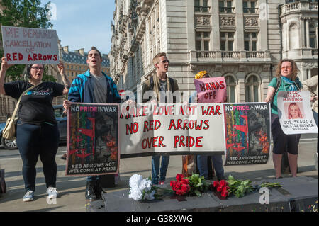 London, UK. 9. Juni 2016. Demonstranten mit Banner und Poster hinter den Blumen auf der "RAF-Sarg" außerhalb des Verteidigungsministeriums in einem Protest gegen die militärische Überführung von der RAF Red Arrows für Pride 2016 bekannt gegeben. Sie verlangten die Aufhebung der Überflug und den Rückzug der Rüstungsfirma BAE Systems aus der Parade, die besagt, dass feiern und Institutionen des Krieges und diejenigen, die profitieren von Kriegsführung weltweit zu fördern ist ein Affront gegen die Werte, die stolz auf gebaut wurde. Peter Marshall/Alamy Live-Nachrichten Stockfoto