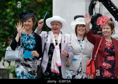 London, UK. 10. Juni 2016. Gäste kommen in der St. Pauls Kathedrale zum Wehrdienst Erntedankfest anlässlich der britischen Königin Elizabeth II 90. Geburtstag am 10. Juni 2016, in London, Großbritannien. Bildnachweis: Han Yan/Xinhua/Alamy Live-Nachrichten Stockfoto