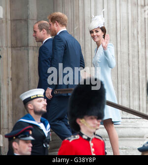 London UK.  10. Juni 2016 Kate Duchess of Cambridge, Prinz Harry und Prinz William, Duke of Cambridge kommen für einen Wehrdienst Thanksgiving in St. Pauls Cathedral, London, UK, anlässlich des 90. Geburtstag der Königin Credit: Michael Tubi/Alamy Live News Stockfoto